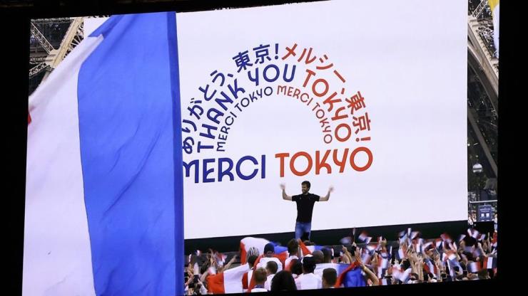 도쿄에 'merci' 감사 인사를 전달하는 프랑스