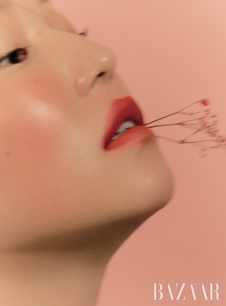 샤넬 ‘루쥬 알뤼르 벨벳 엑스트렘 마뜨’ 134 코럴과 136 레드 컬러를 사용해 꽃처럼 우아한 입술을 연출했다.