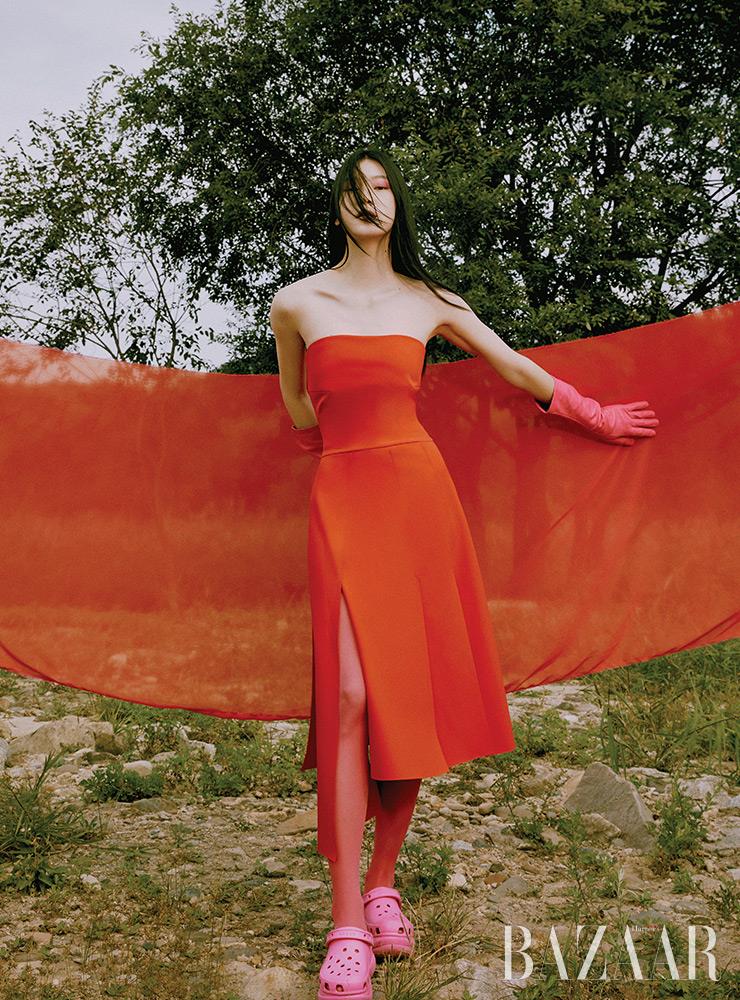 튜브톱 드레스는 1백12만원대 A.W.A.K.E. Mode from Net-A-Porter. 장갑은 Balenciaga. 플랫폼 클로그 슈즈는 6만원대 Crocs. 스타킹은 에디터 소장품.