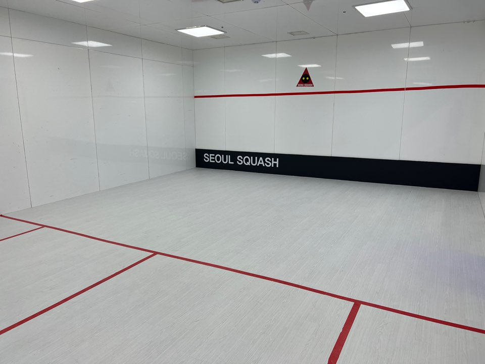 하얀 벽으로 둘러쌓인 스쿼시 코트