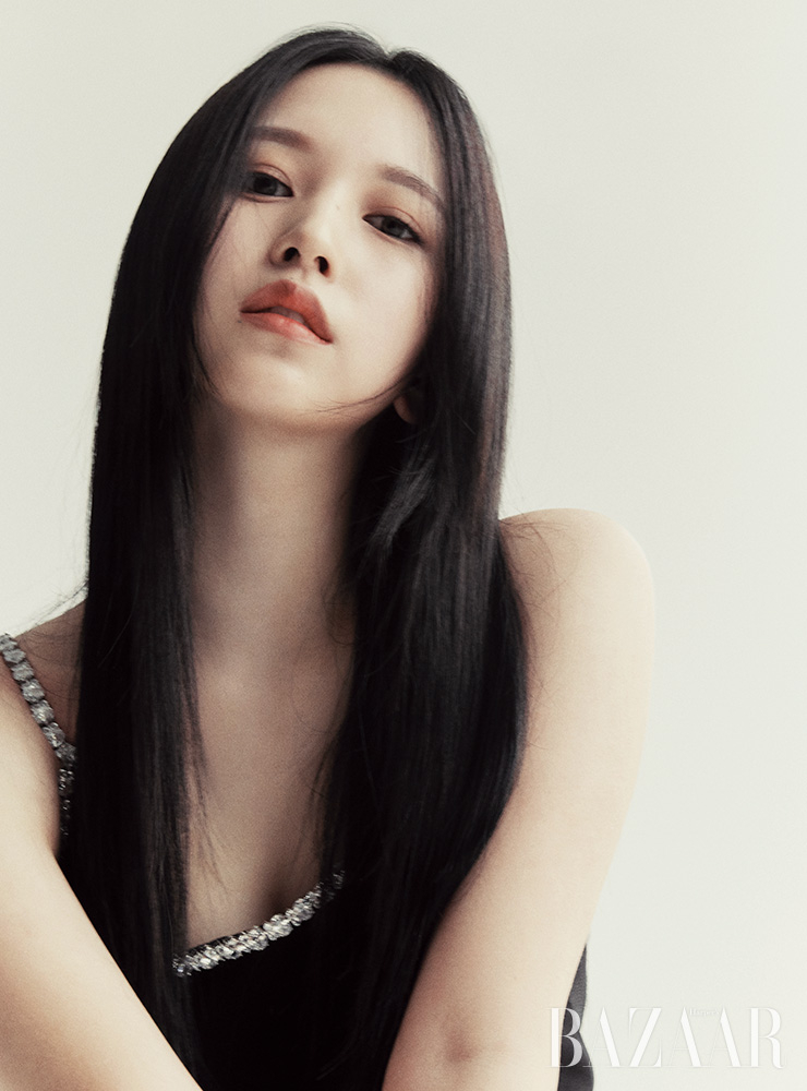 미니 드레스는 Miu Miu.