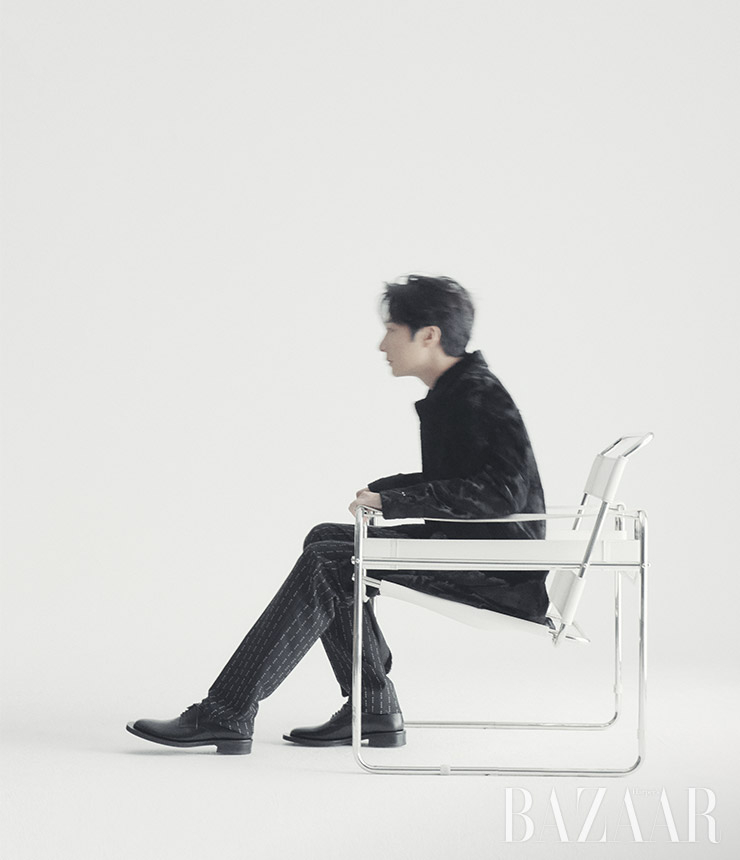 롱 코트, 슬랙스는 1017 Alyx 9SM by Adekuver. 슈즈는 Tsixeoc.