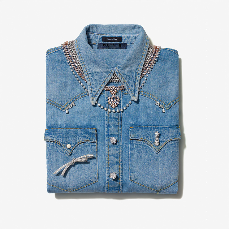 셔츠는 Ports 1961 x R13. 레이어링 목걸이는 Le Vian. 드롭형 목걸이는 Messika Paris. 맨 아래 목걸이, 양옆에 놓인 귀고리는 De Beers. 왼쪽 포켓에 놓인 리본 브로치, 오른쪽 포켓에 놓인 귀고리는 Chanel High Jewelry. 셔츠 버튼으로 연출한 귀고리는 Bvlgari.