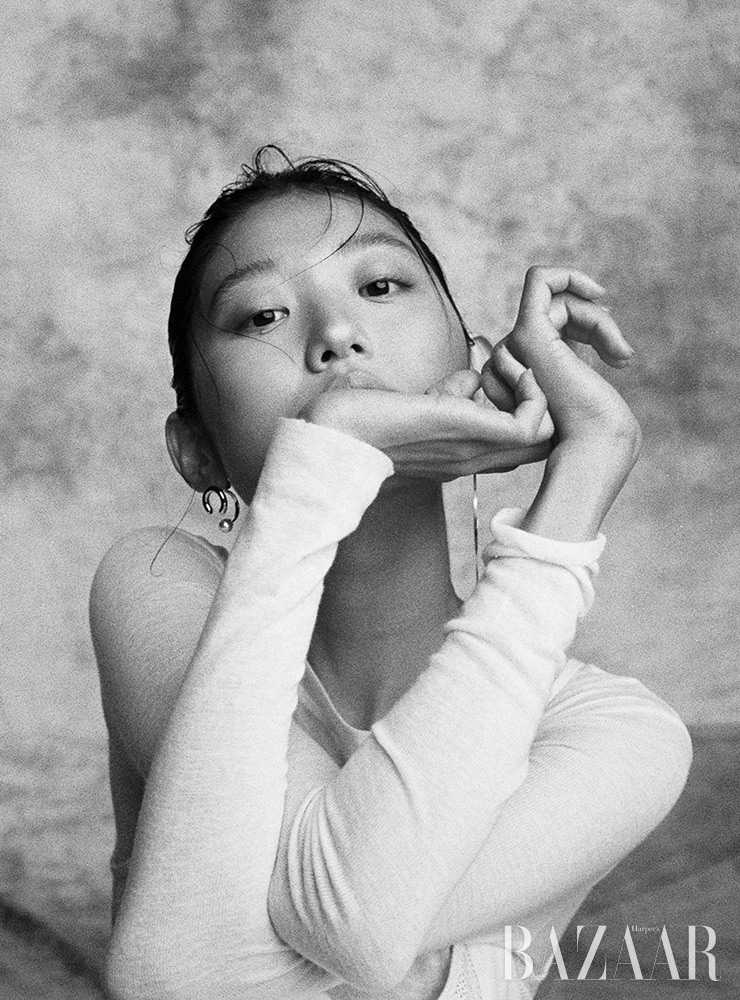 뷔스티에는 Moon J. 톱은 Greyyang. 귀고리는 Jealousy.