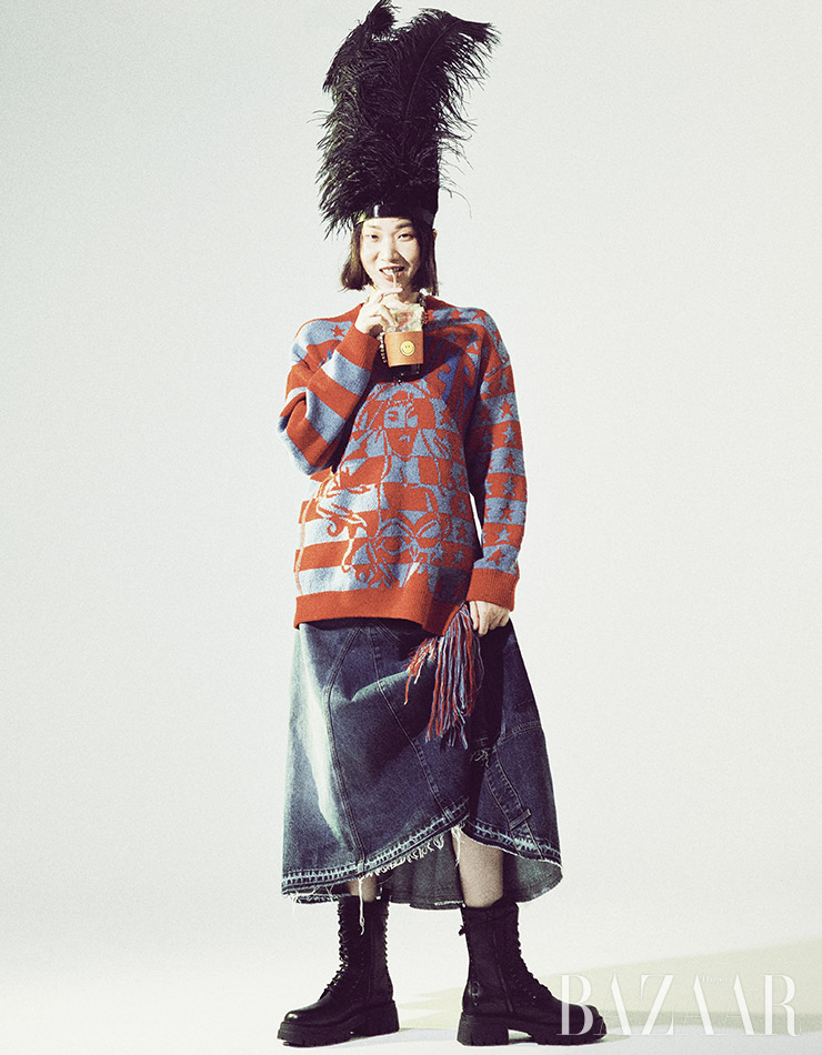 니트 톱은 1백69만원 Stella McCartney. 데님 스커트는 Alexander McQueen. 체인 목걸이는 1백95만원 Givenchy. 크로스 펜던트 목걸이는 Chrome Hearts. 주얼 장식 목걸이는 Chanel. 부츠는 54만원대 Ash. 깃털 장식 헤드피스는 에디터 소장품.