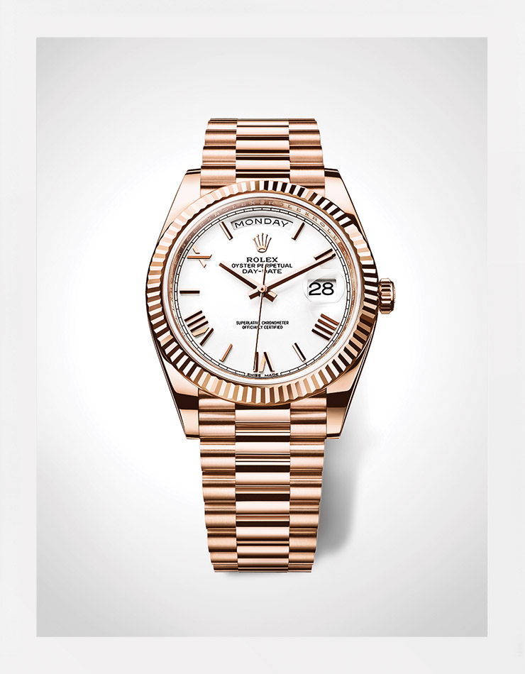 브랜드의 심벌인 톱니 모양 플루티드 베젤을 장착한 ‘데이 데이트’ 시계는 Rolex.