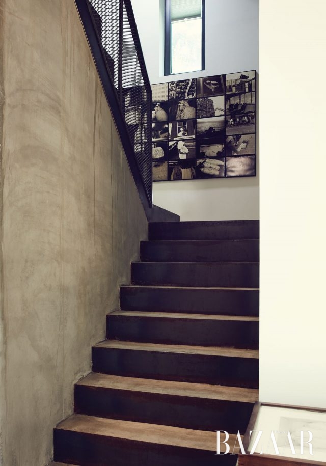 계단에 걸린 ‘긴 오후의 비행’(1985~1990)은 독일 유학에서 돌아와 낯선 일상과 경제적인 어려움에 시달리던 시절 작가가 두 대의 카메라를 들고 다니며 서울의 일상을 담은 작품이다.