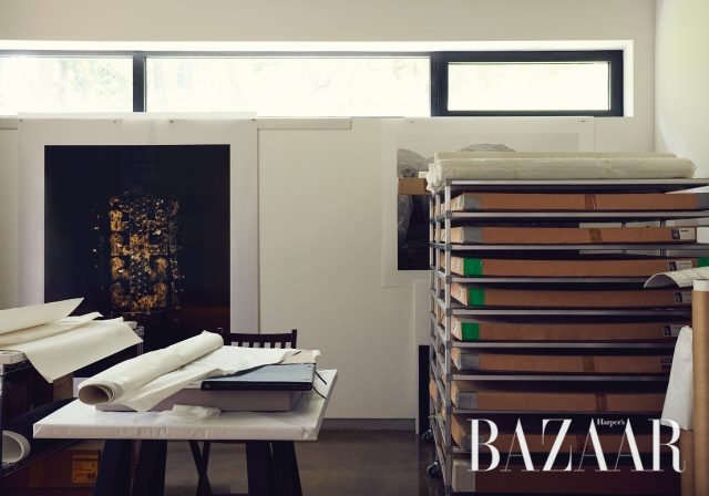 작품 보관실에 걸려 있는 ‘황금’ 시리즈 중 한 작품