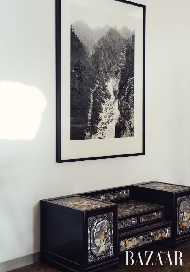 자개장과 한겨울의 금강산을 찍은 작품.