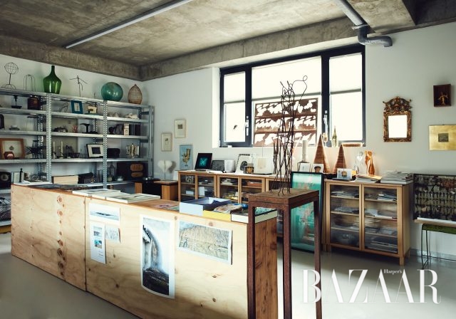 세상의 모든 존재로 확장된 작가의 관심사를 확인할 수 있는 스튜디오 내부.