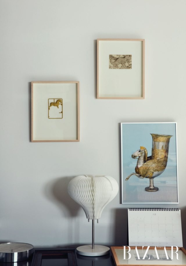 ＇황금＇ 연작을 본격적으로 시작하기 전 작가의 머릿속 폴더에 저장되어 있던 관심사를 반영하는 오브제들. 부다페스트 박물관에서 구입한 말 형상의 황금 술잔 포스터와 어느 초등학교 앞에서 주운 말과 용가리 모양의 뽑기.