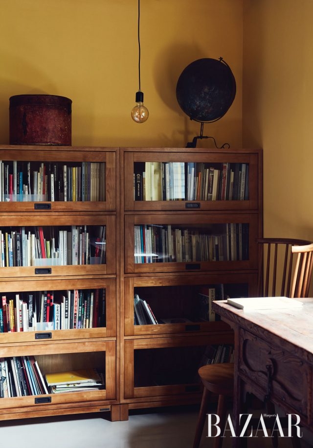 작가의 서재에는 일본 디자이너 야마구치 노부히로와 함께 ‘수집’ 그 자체에 집중한 결과물을 담은 전 도록부터 ‘백자’ 시리즈 가운데 대표작 30여 점을 모은 사진집  등이 빠짐없이 수집되어 있다.