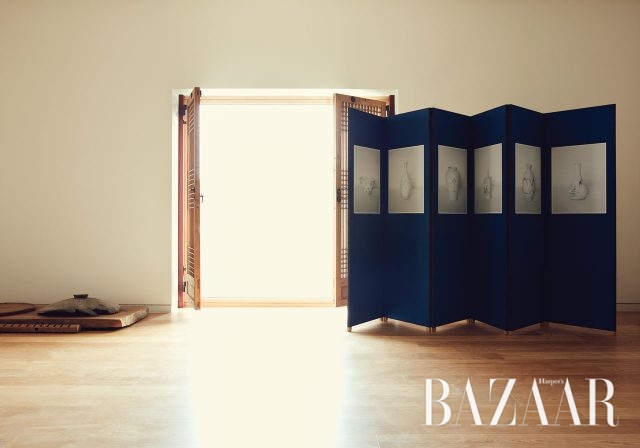 청화백자 사진을 이용해 구본창 작가가 직접 만든 병풍.