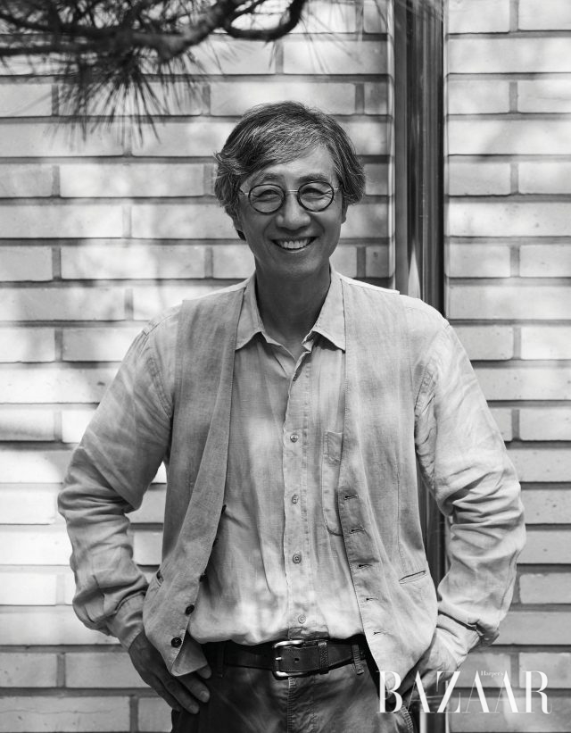 스튜디오의 중정에서 포즈를 취한 구본창 작가. 이 공간에는 소나무 한 그루가 드리워진 콘크리트 외벽 무대가 마련돼 있다. 이 무대에서는 작가의 스튜디오를 찾은 일본인 친구들을 위해 한 차례의 가야금 연주 공연이 열렸다.