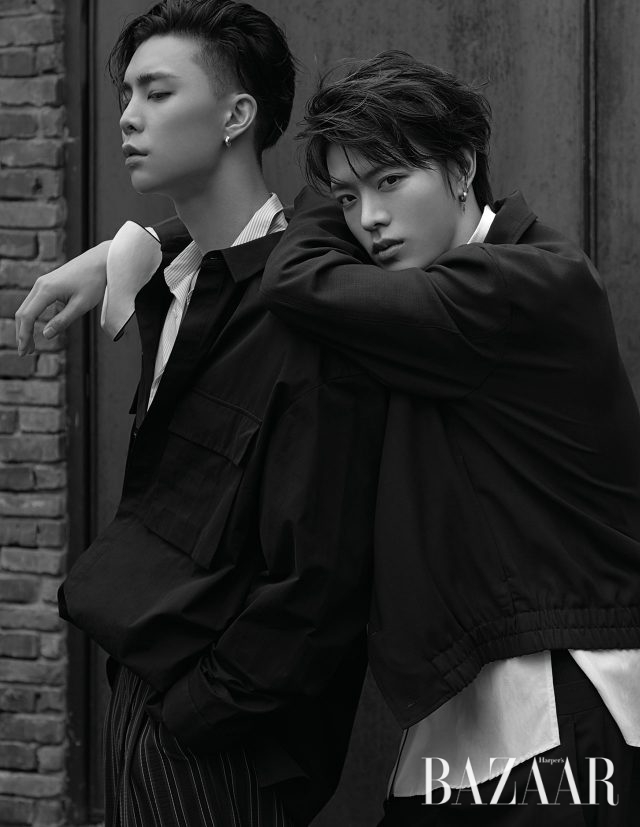 쟈니가 입은 블랙 셔츠는 Juun.J, 스트라이프 셔츠, 팬츠는 모두 Wooyoungmi, 귀고리는 Frica 제품. 유타가 입은 점퍼는 Editions M.R, 셔츠는 Wooyoungmi, 귀고리는 Frica 제품.