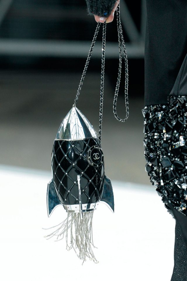 2017 F/W 샤넬 컬렉션에 등장한 로켓 클러치 백.