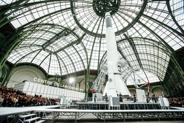 그랑 팔레에 우주선 기지를 세운 2017 F/W 샤넬 컬렉션.