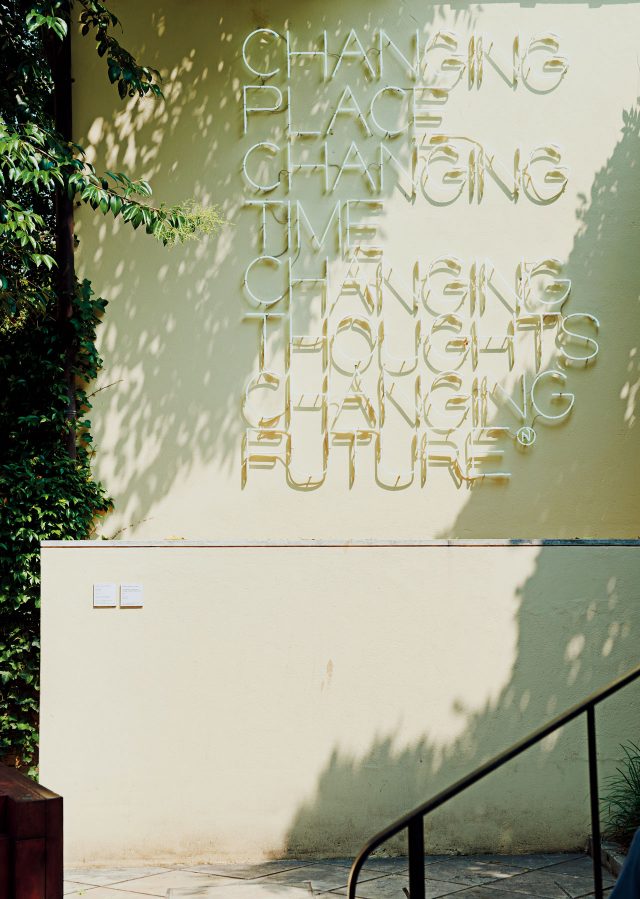 페기 구겐하임 미술관 정원에 설치된 마우리치오 난누치(Maurizio Nannucci), ‘Changing Place, Changing Time, Changing Thoughts, Changing Future’, 2003