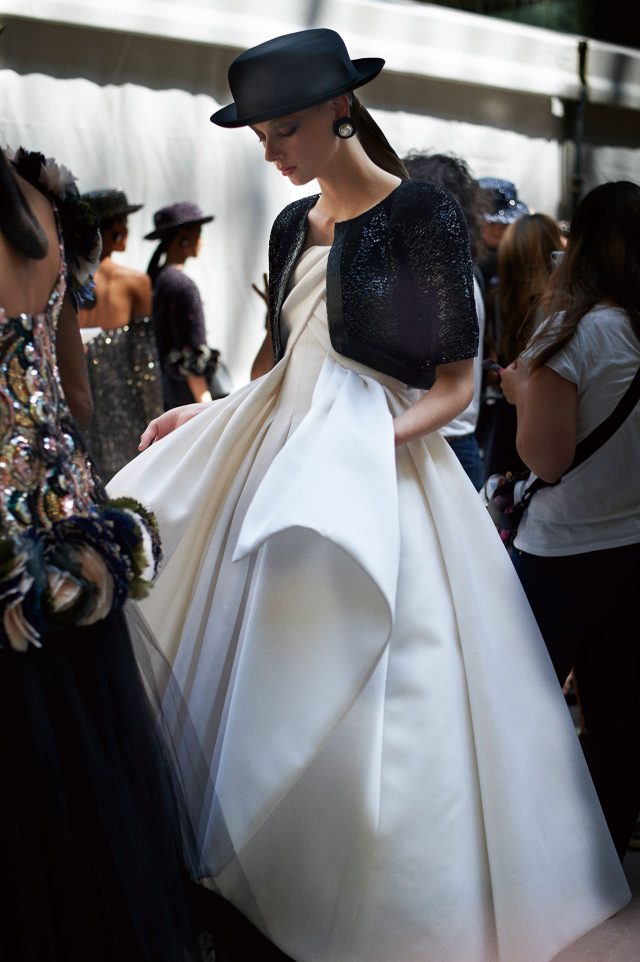 클래식함과 모던함이 공존하는 블랙 앤 화이트의 이브닝 드레스.