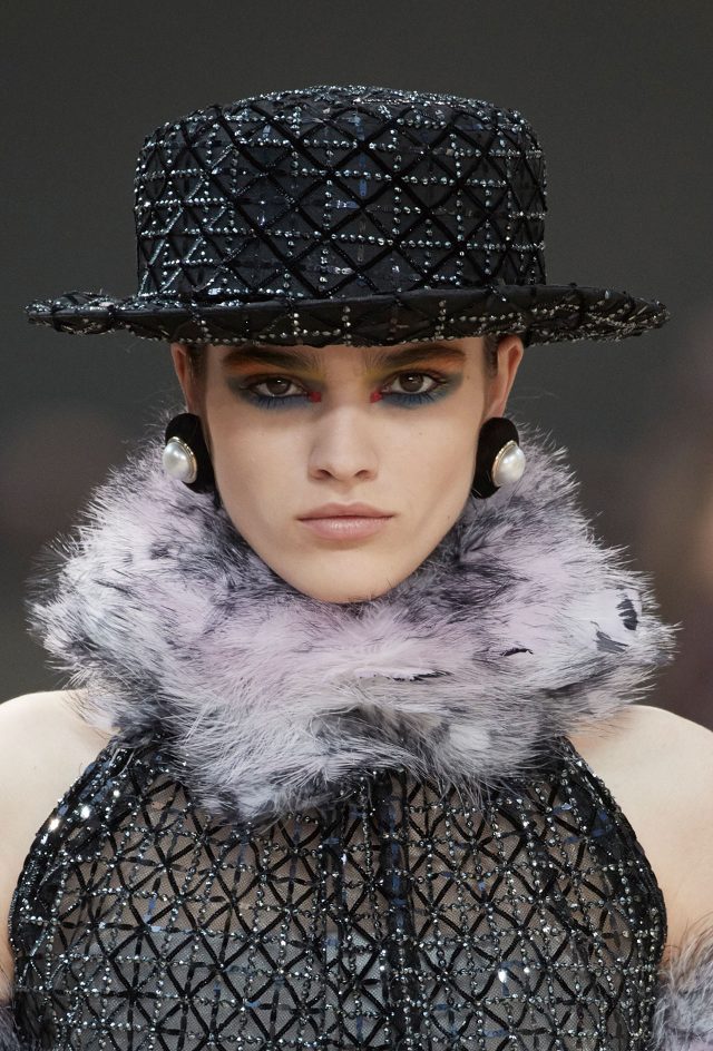 에펠탑을 연상케 하는 패턴을 따라 촘촘하게 수 놓인 비즈 장식.