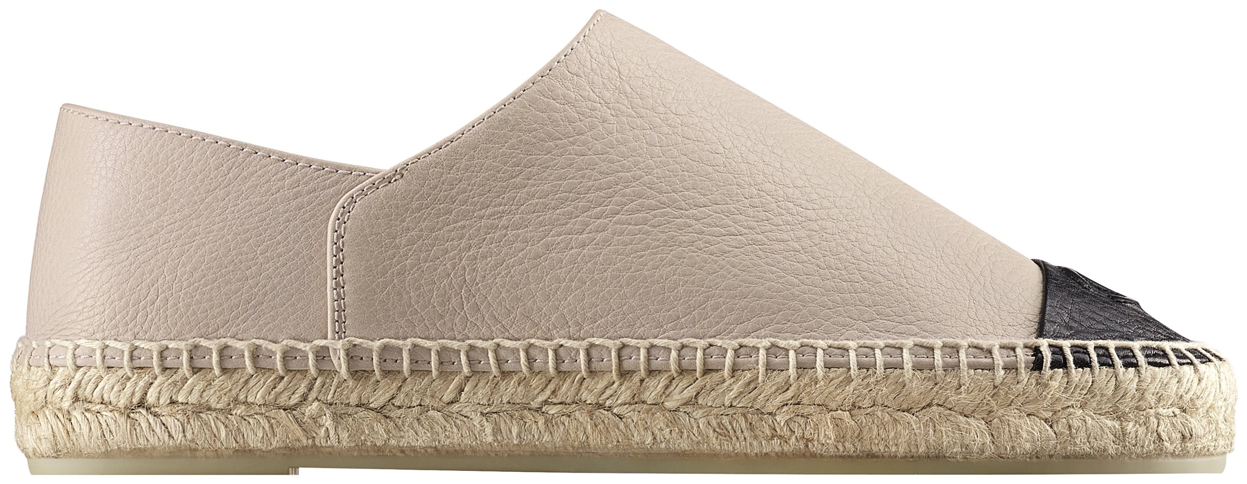 가죽 소재의 에스파드리유는 67만8천원으로 Chanel 제품.