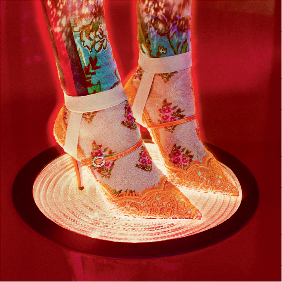 구찌의 화려한 옷과 장신구가 외계인에게 그럴 듯하게 어울린다.