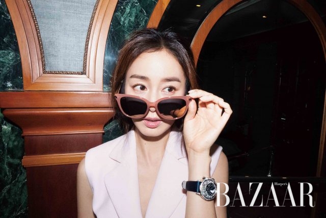 롱 베스트 드레스는 가격 미정, 오버사이즈 선글라스는 59만5천원으로 모두 Salvatore Ferragamo, 밤하늘의 별을 모티프로 한 ‘랑데부 문 컬렉션’ 시계는 Jaeger Lecoultre 제품.