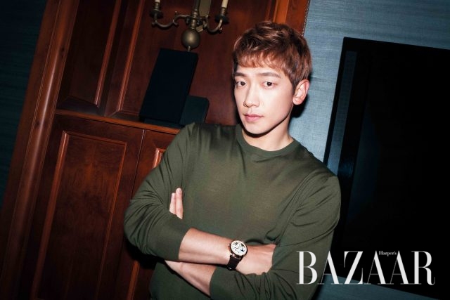 베이식한 니트 톱은 Salvatore Ferragamo, 듀얼 윙 컨셉트의 앨리게이터 가죽 스트랩 ‘듀오미터 퀀템 루너 컬렉션’ 시계는 Jaeger Lecoultre 제품.