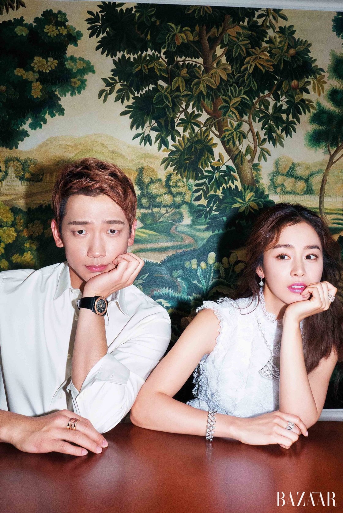 정지훈이 입은 셔츠는 Salvatore Ferragamo, 핑크 골드 베젤의 ‘옥토 피니씨모 스켈레톤 컬렉션’ 시계, 중지에 착용한 ‘비제로원 디자인 레전드 컬렉션’ 반지는 모두 Bulgari 제품. 김태희가 입은 레이스 드레스는 3백48만원으로 Givenchy by Riccardo Tisci by BOONTHESHOP, 화이트 골드에 다이아몬드가 세팅된 ‘디바스 드림 컬렉션’ 귀고리, 팔찌, 오른손 중지에 낀 반지, 하이 주얼리 목걸이, 왼손 검지에 낀 뱀 모티프의 육각형 패턴이 돋보이는 ‘세르펜티 아이즈 온 미 컬렉션’ 반지는 모두 Bulgari 제품.