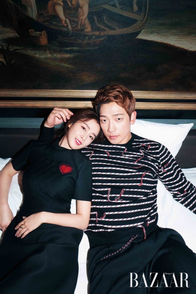 김태희가 입은 하트 자수 장식의 미니 드레스, 정지훈이 입은 스트라이프 니트 톱, 블랙 팬츠는 모두 Dior 제품.