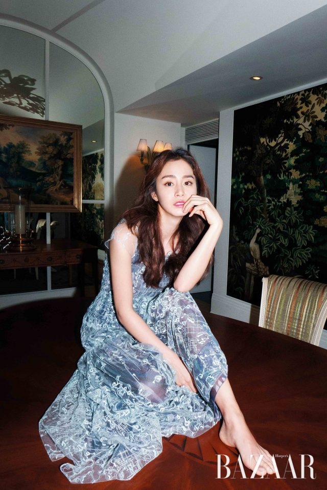 기하학적인 프린트의 레이스 튜브 톱 롱 드레스는 Giorgio Armani 제품.