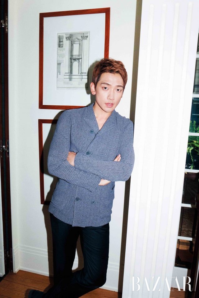 더블 브레스트 디테일의 니트 재킷, 블랙 팬츠는 모두 Giorgio Armani 제품.