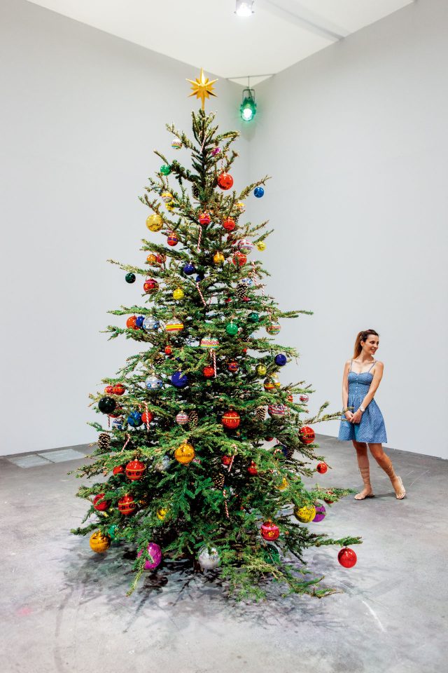 필립 파레노가 한 여름의 바젤에 세운 크리스마스 트리, ‘Fraught Times: For Eleven Months of the Year It’s an Artwork and in December It’s Christmas (July)’.