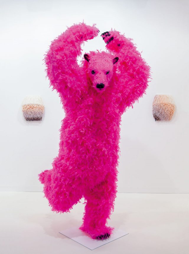 마시모 데 카를로 갤러리 부스를 점령한 파올라 피비의 핑크색 곰 ‘Cha Cha Cha’.