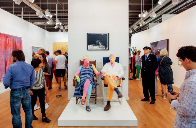 가고시안 갤러리 부스에서 관람객을 환대하고 있는 우르스 피셔의 작품 ‘Bruno & Yoyo’.