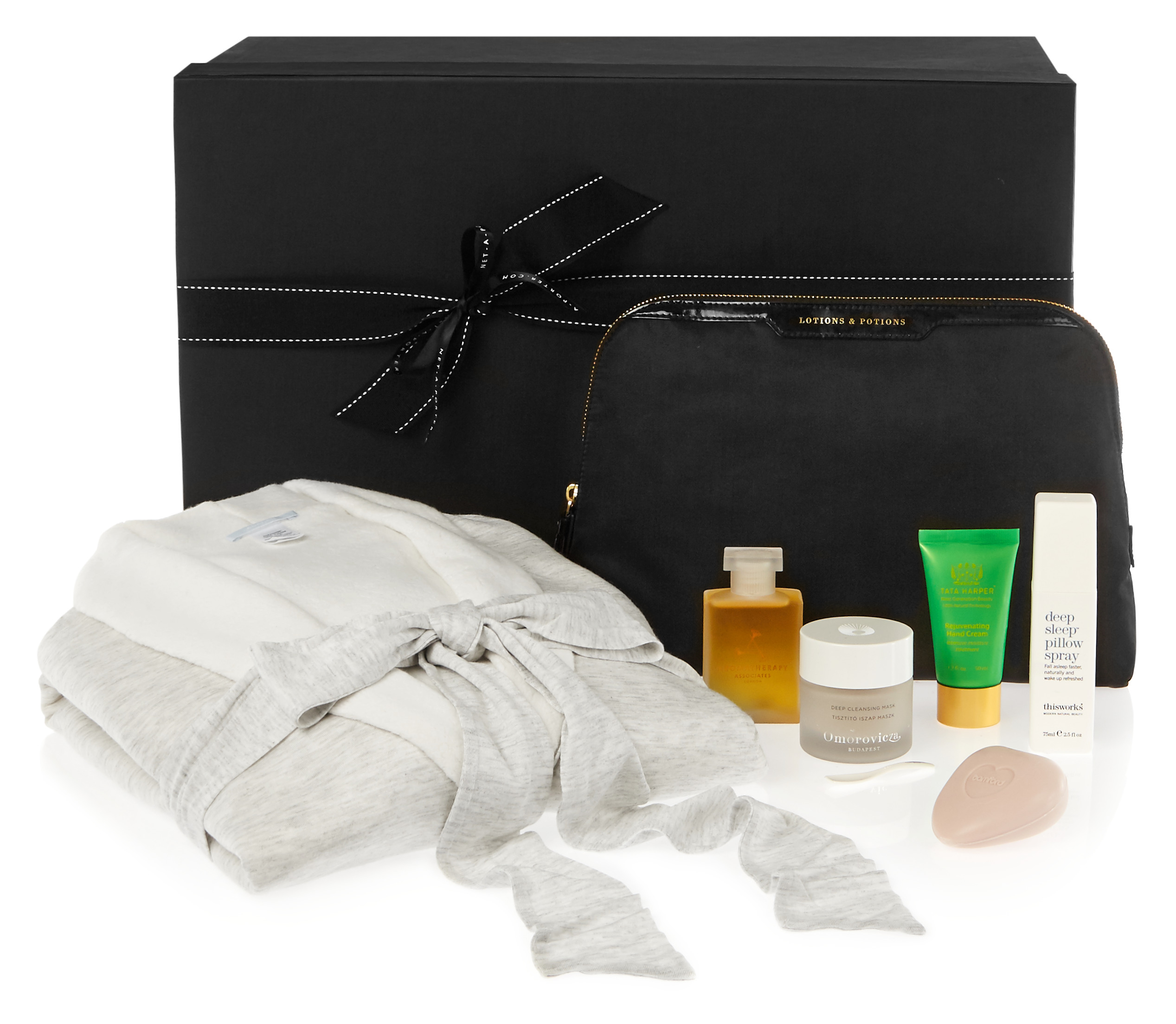 뱀포드의 장미 비누, 아로마테라피 어소시에이트의 배스 & 샤워 오일, 타타 하퍼의 핸드 크림, 디스 웍스의 필로우 스프레이, 오모로비짜의 딥 클렌징 마스크, 안야 힌드마치의 블랙 파우치, 에버제이의 배스 로브 등 해외 유명 스파에서 사용하는 브랜드들로 꾸려진 ‘네타 포르테 펨퍼 키트(Net-A-Porter Pamper Kit)’ 는 약 92만원대.