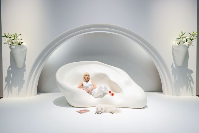 존 발데사리가 언리미티드 전시에서 선보인 ‘Ear Sofa and Nose Sconce’.