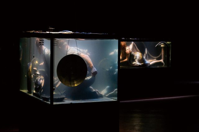 마치 태아가 자궁 속에서 들었을 법한 오묘한 음악을 들려준 비트윈 뮤직의 모습.