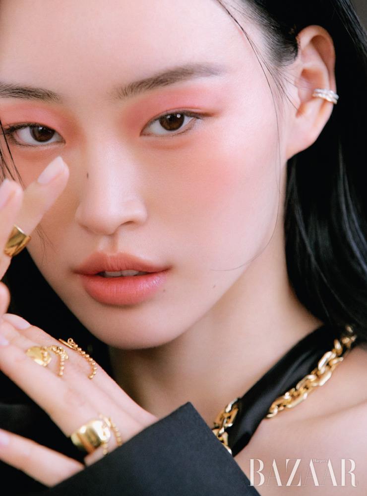 드레스, 재킷은 Moon Sun. 이어커프는 Hyeres Lor. 목걸이는 Portrait Report. 체인 링은 모두 Plow.