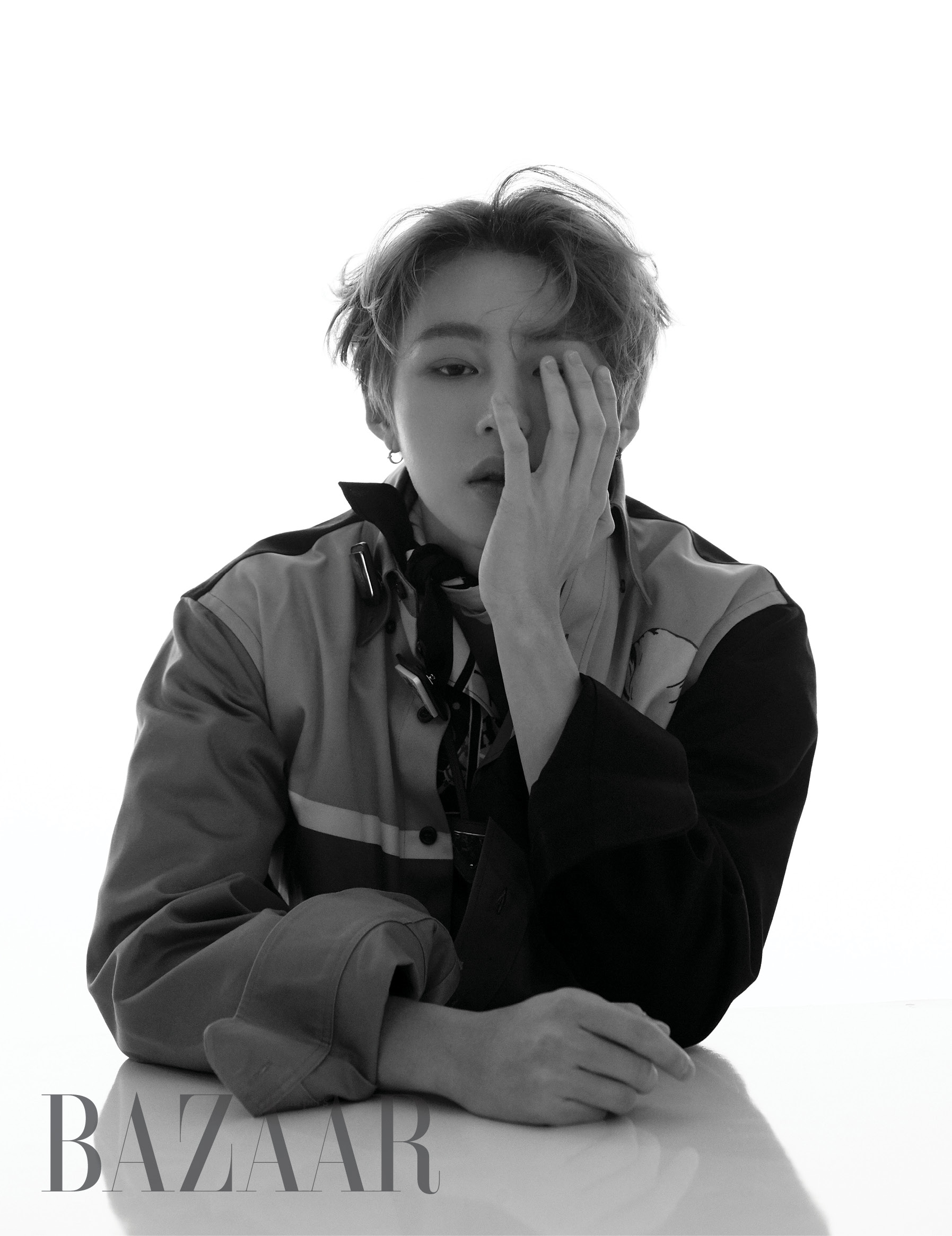 패턴 반팔 셔츠, 컬러 배색 셔츠, 넥 스트랩, 스카프, 브로치는 모두 Prada.