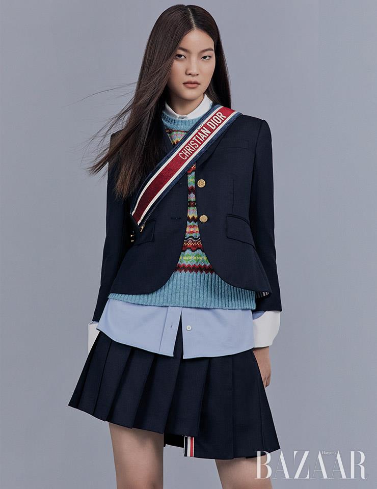 스커트수트는 Thom Browne. 니트 베스트는 78만원대 Molly Goddard by Matchesfashion. 이너로 입은 셔츠는 28만원대 Recto. 벨벳 ‘레이디 디올’ 백은 6백60만원 Dior.