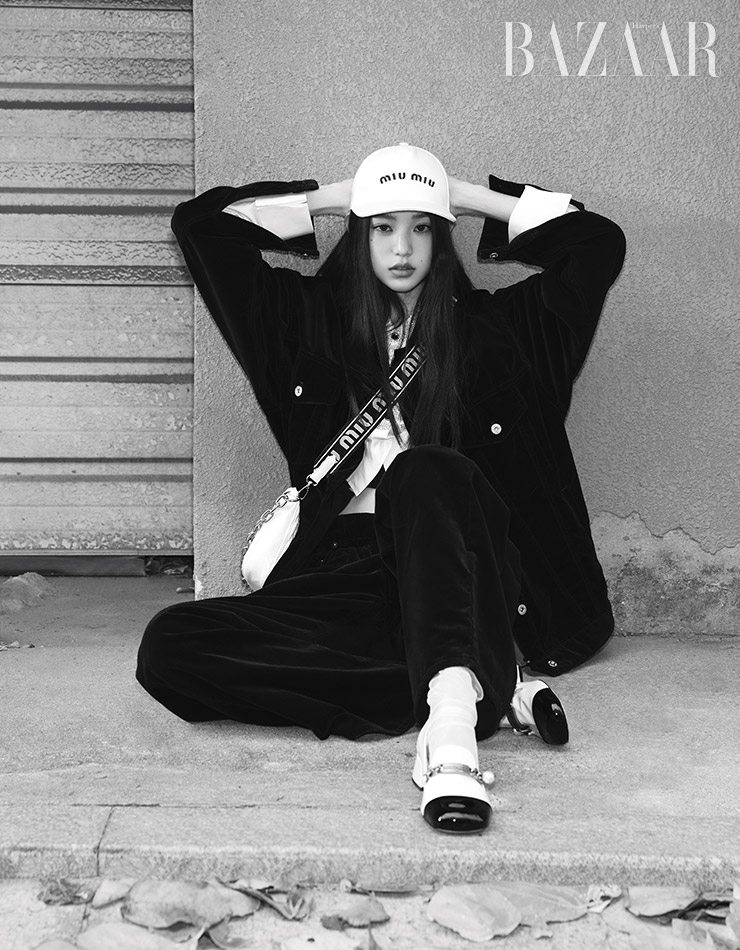 벨벳 재킷, 이너로 입은 크롭트 셔츠, 팬츠, 캡, 크로스 백, 로퍼는 모두 Miu Miu. 삭스는 스타일리스트 소장품.  