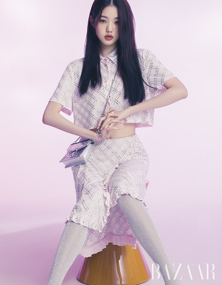 크리스털 크롭트 셔츠, 스커트, 시퀸 플랩 백, 팔찌, 타이츠는 모두 Miu Miu.