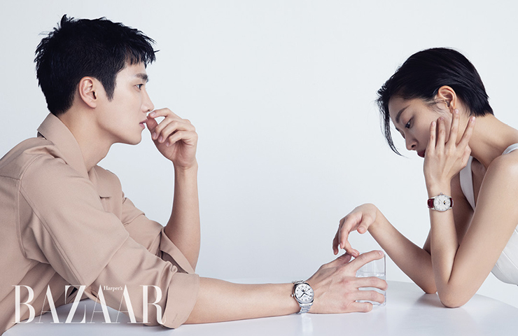 안보현이 착용한 스테인리스스틸 스트랩의 ‘마스터 컬렉션’ 워치는 3백40만원 Longines. 셔츠는 Comgen. 조보아가 착용한 문페이즈 디스플레이가 돋보이는 ‘마스터 컬렉션’ 워치는 3백90만원 Longines. 뷔스티에는 Aimons.