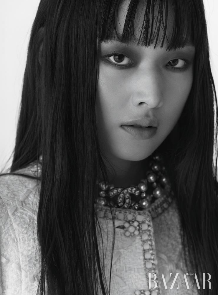 점프수트, 로고 진주 목걸이는 Chanel.