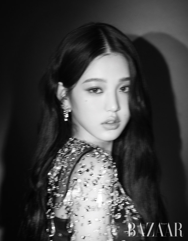 크리스털 시스루 톱, 귀고리는 Miu Miu.  