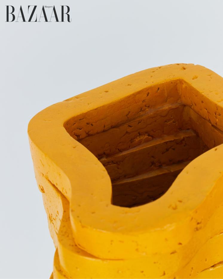 종이 죽을 몰드에 넣어 굳혔다. 자연스럽게 생긴 종이 죽이 뭉친 질감이 멋스럽다.