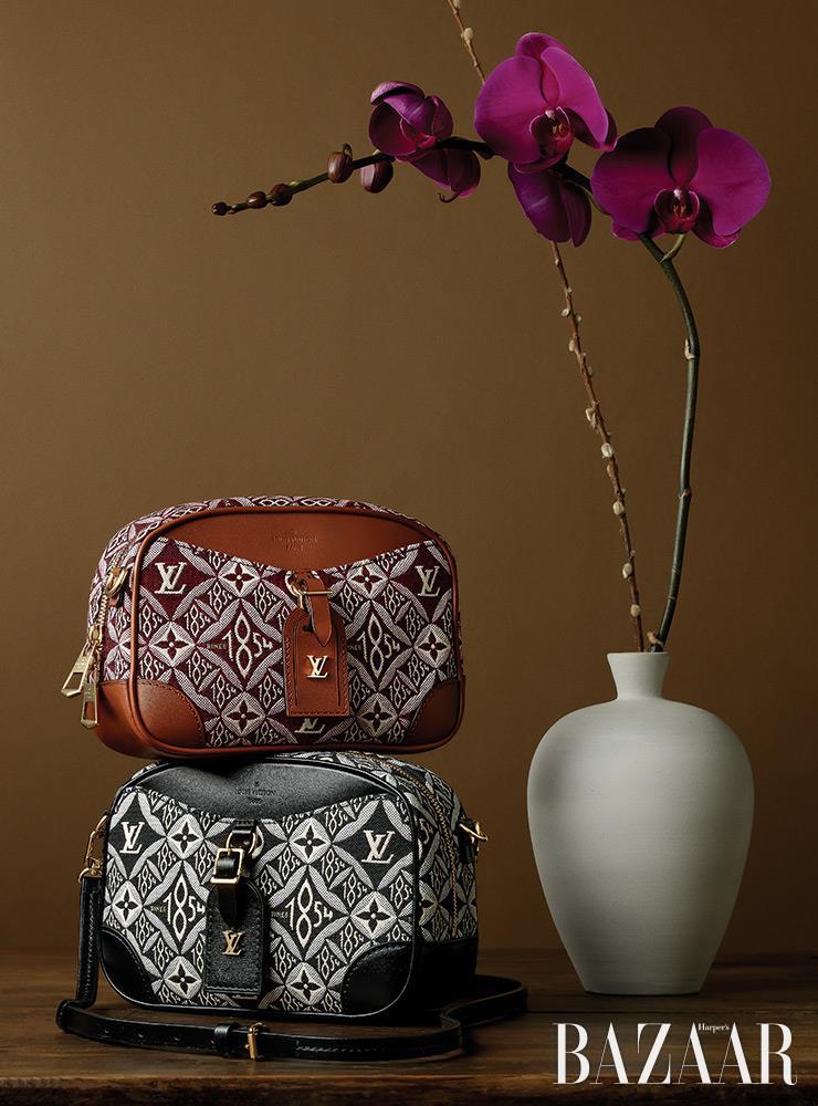 러기지 태그 장식이 돋보이는 ‘도빌’ 백은 Louis Vuitton.