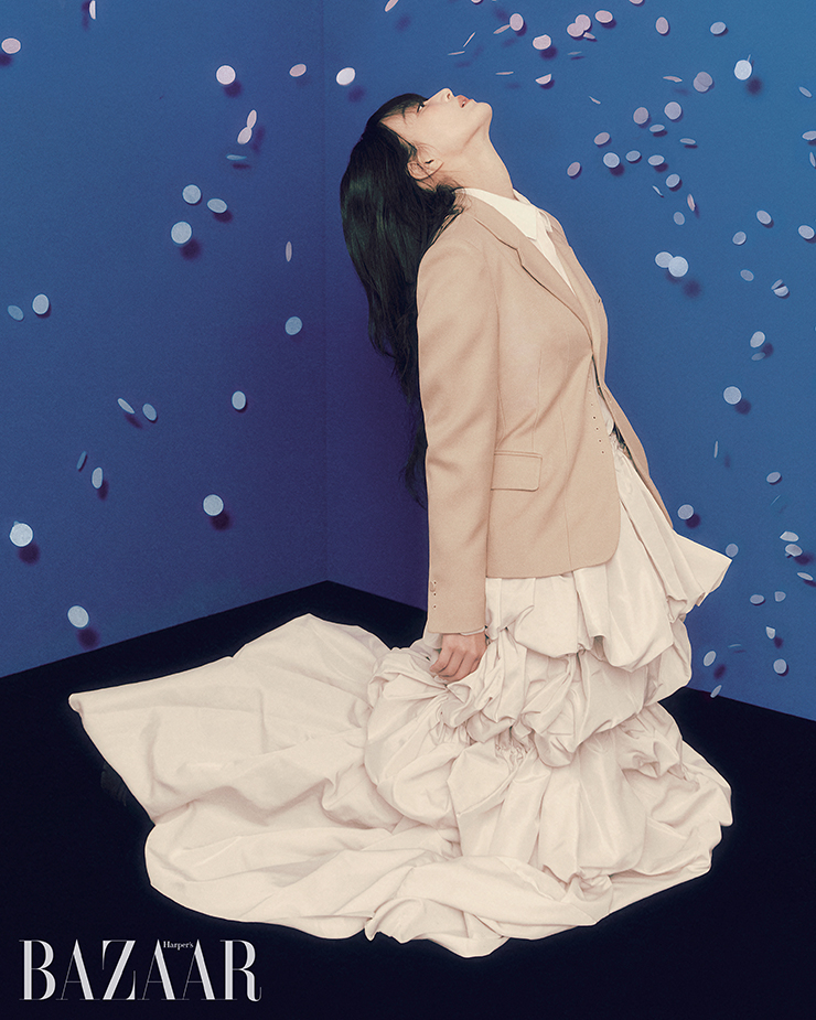  재킷, 셔츠, 스커트는 모두 Lee Y. Lee Y.
