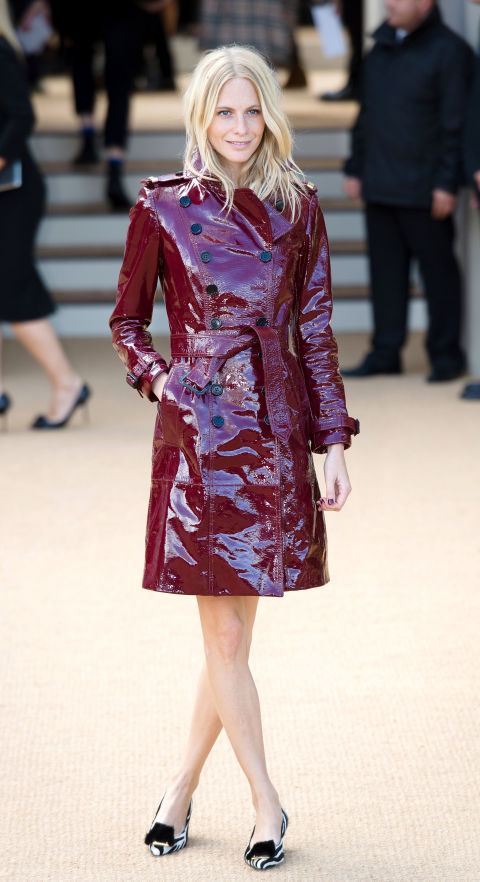 페이턴트 가죽코트를원피스처럼활용한 포피 델레바인